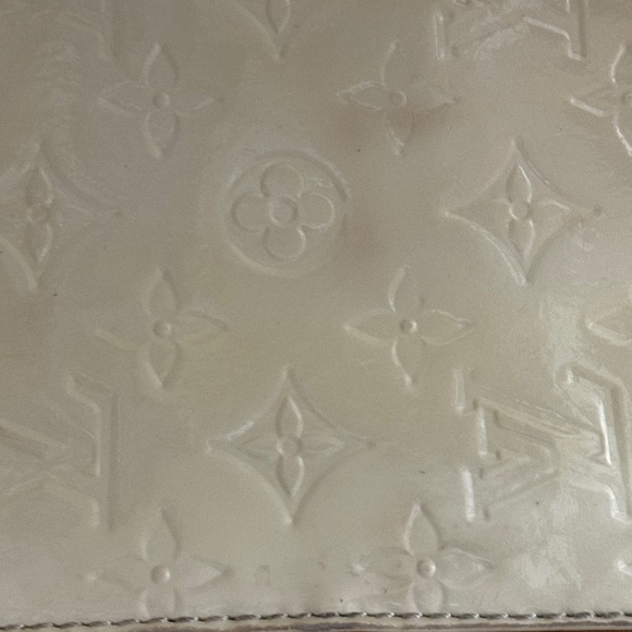 Louis Vuitton ‘Summit Drive Monogram Vernis’ handbag in Perle Buttercream - Picture 14 of 14